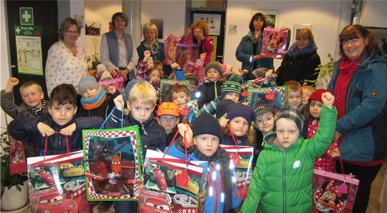 22 Flüchtlingskinder werden sich über diese Tüten sehr freuen.privat