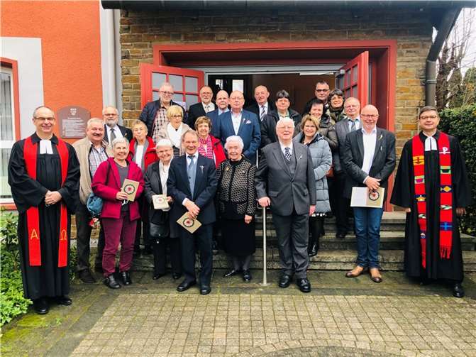 22 Jubilare feierten mit den Pfarrern Michael Busch (li.) und Christoph C. Schwaegermann (rechts) in Bad Hönningen bei einem gemeinsamen Gottesdienst beider Pfarrbezirke ihr Konfirmationsjubiläum (50, 60 und 70 Jahre).Foto: privat