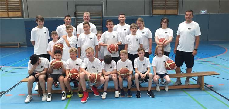 22 Jungen und Mädchen konnten beim Basketballcamp ihre Fähigkeiten verbessern. Foto: privat