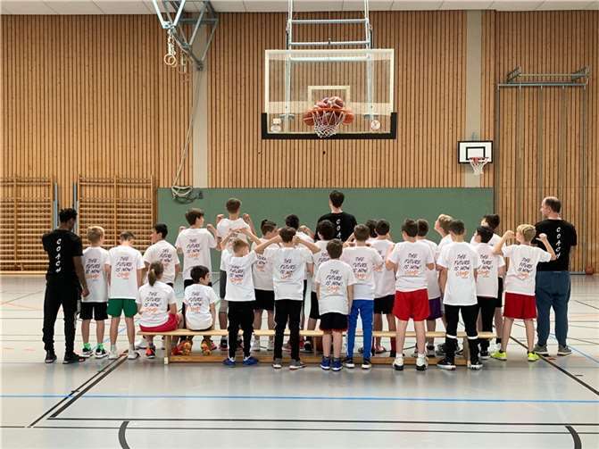 22 Jungen und ein Mädchen hatten Steffens und seine Co-Trainer Jan Krüger und Kennard Robinson in den vergangenen Osterferien in der Meckenheimer Wettkampfhalle versammelt. Fotos: privat