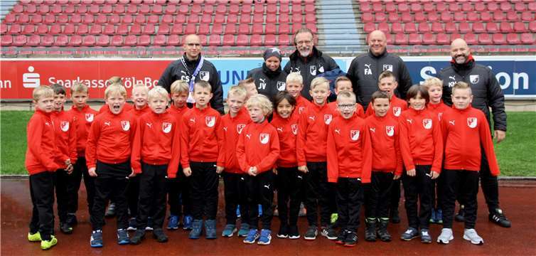 22 Kicker waren auf Einladung des Bonner SC, im Spiel gegen Alemannia Aachen als Einlaufkinder dabei. Fotos: privat