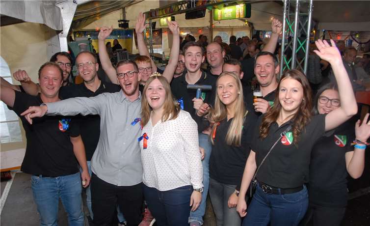 22 Mitglieder stark ist die Linkenbacher Kirmesgesellschaft.Marcel und Svenja (vorne) waren in diesem Jahr das Kirmespaar. Fotos: KER