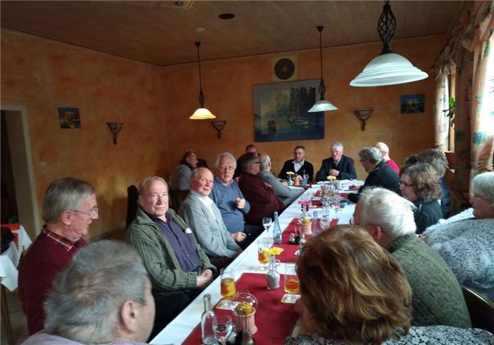 22 Nachbarinnen und Nachbarn trafen sich im Restaurant „Calimero“. privat