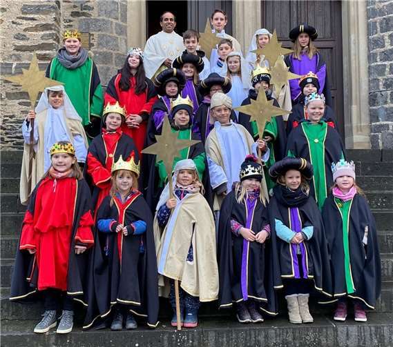 22 Sternsinger – darunter auch einige Vorschulkinder – zogen nach dem Aussendungsgottesdienst los.  Foto: OG Welling
