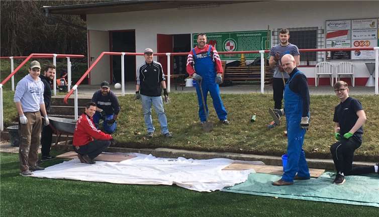 22 fleißige Helfer aus diversen Mannschaften hatten sich auf dem Erpeler Sportplatz eingefunden.privat
