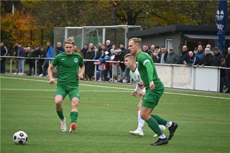 220 Zuschauer bildeten die Kulisse beim Verfolgerduell an der Brauerstraße. Tim Montermann (weißes Trikot) und die SG Eintracht Mendig gaben in der ersten Halbzeit den Ton an. Nach Wiederanpfiff drehte der TuS Oberwinter (rechts Kapitän Mirco Koll) so richtig auf.  Foto: SK