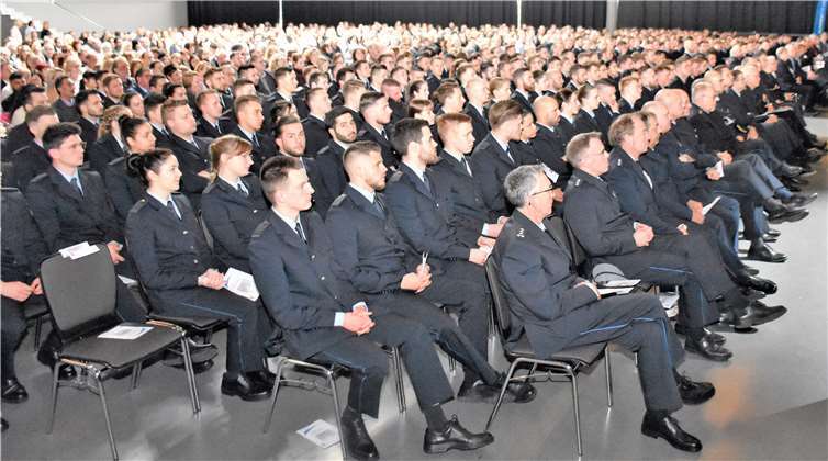 225 Polizeimeister Anwärter (PMA) erhielten ihre Ernennungsurkunde zum Polizeimeister auf Probe. Mit dabei Freunde und Angehörige.Fotos: EICH