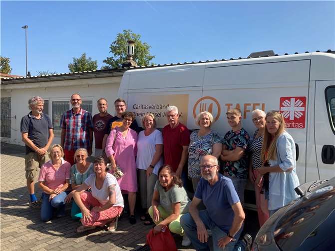 228 Kisten lang haltbare Lebensmittel und 1.010,66 Euro Bares für den Kauf von Lebensmittel sind das Ergebnis. Zufriedene Gesichter der ehrenamtlichen Helferinnen und Helfer nach diesem erfolgreichen Tafeltag.  Foto: Doris Brixius