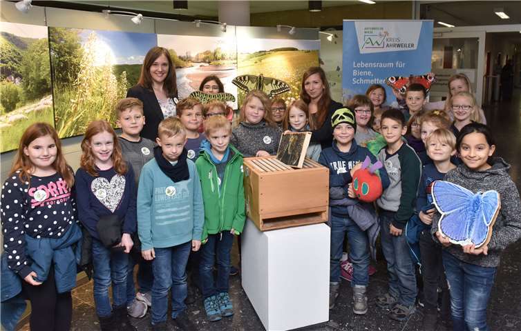 23 Grundschulkinder erkundeten die Ausstellung im Kreishaus gemeinsam mit Amtstierärztin Lena Theile (obere Reihe, Vierte von rechts) und Jennifer Nehring (obere Reihe, links), Projektkoordinatorin „Artenreiche Wiese – Lebensraum für Biene, Schmetterling & Co“. Gausmann/Kreisverwaltung Ahrweiler