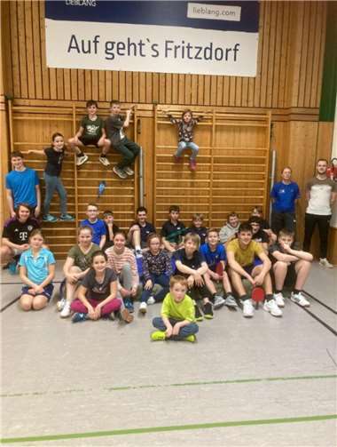23 Jugendliche hatten sich in der Fritzdorfer Turnhalle zum letzten Training des Jahres 2024 eingefunden, um unter der Anleitung von Julia Krause, Jan Hartmann und Torben Heinrich ihre Tischtennisfertigkeiten weiter zu verbessern. Foto: privat