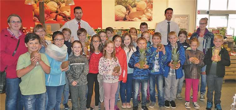 23 Kinder der Klasse 4 C der Pfarrer-Bechtel-Grundschule Mendig besuchten mit ihrer Klassenlehrerin Manuela Oster den Mendiger Markt der Rewe:XL Hundertmark.privat
