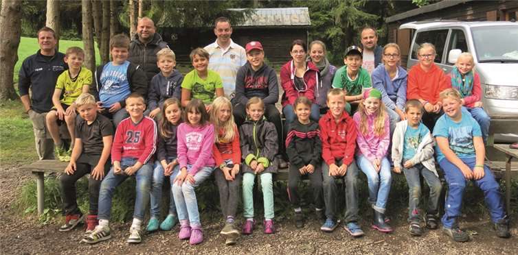 23 Kinder und Jugendliche aus Rieden erleben gemeinsam mit vier ehrenamtlichen Betreuern eine spannende Woche beim Zelten in St. Jost. -FRE-