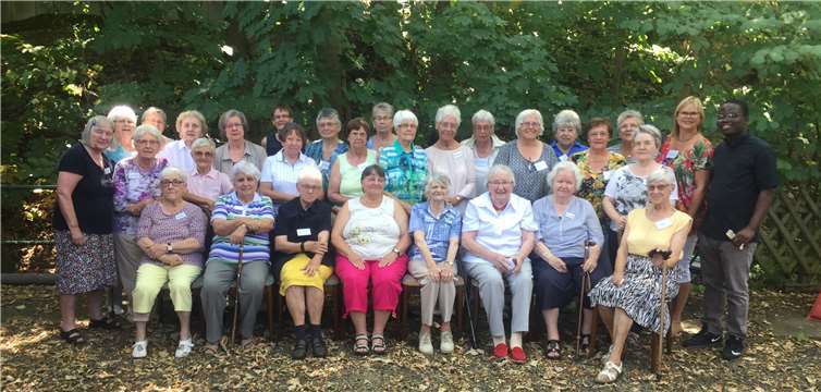 23 Senioren nahmen am Angebot einer Seniorenfreizeit, der evangelischen und der katholischen Kirche Teil.privat