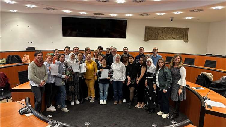 23 Teilnehmerinnen und Teilnehmer aus drei Integrationskursen erhielten im Rahmen einer Feierstunde im Historischen Rathaus ihre Zertifikate von Bürgermeister Claus Peitz und vhs-Geschäftsführerin Julia Dormayer. Foto: Stadt Andernach/ Unruh