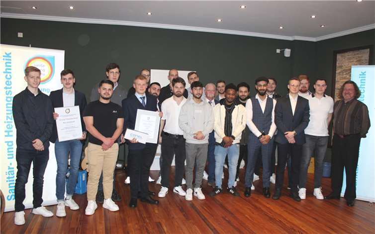 23 junge Menschen erhielten bei der Lossprechungsfier der SHK-Innung des Kreises Ahrweiler ihre Abschlusszeugnisse.  Foto: DU