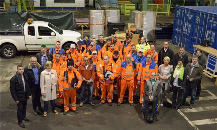 23 nagelneue weiße Mülllaster rollen jetzt unter dem Dach und Logo des REK über die Straßen des Kreises Neuwied. Mit den besten Wünschen wurden die Fahrer mit ihren neuen Müllfahrzeugen im Landkreis Neuwied auf ihre erste Tour geschickt. Der erste Kreisbeigeordnete und Abfallwirtschaftsdezernent Achim Hallerbach wünschte gemeinsam mit Standortleiterin Yvonne Nagel und den Vertretern der Rheinischen Entsorgungskooperation (REK) den Fahrern einen guten Auftakt und allzeit unfallfrei Fahrt. privat