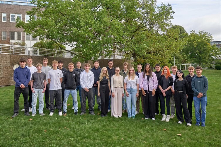 23 neue Auszubildende und eine dual Studierende haben ihre Ausbildung beziehungsweise ihr duales Studium bei der evm-Gruppe begonnen.