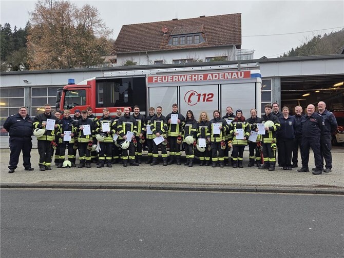 23 neue Einsatzkräfte haben im Januar 2026 erfolgreich den Grundausbildungslehrgang der Feuerwehr abgeschlossen. Foto: Freiwillige Feuerwehr Verbandsgemeinde Adenau / Kreisverwaltung Ahrweiler