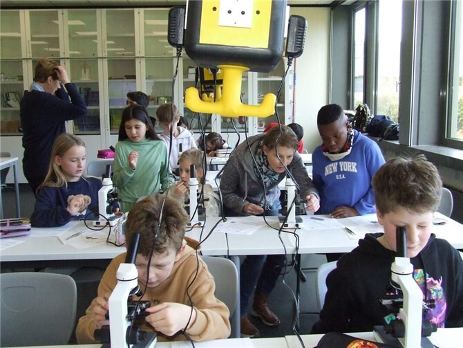 235 Kinder aus den umliegenden Grundschulen Adendorf, Berkum, Niederbachem, Pech und Villip machten sich an zwei Tagen auf den Weg in die HDG-Schule, um eine vielfältige Entdeckungsreise durch die MINT-Fächer zu erleben. Foto: privat
