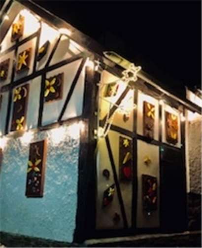 24 Fenster – der Urbacher Advents (Fenster)-kalender ist prall gefüllt.Foto: Privat