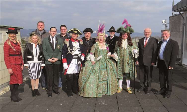 24 Frauen und Männer zwischen 13 und 77 Jahren glänzen in barocker Pracht. Privat