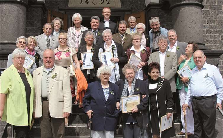 Den Bund des Glaubens erneuert 24 Konfirmationsjubilare konnte Pfarrer André Beetschen begrüßen. privat