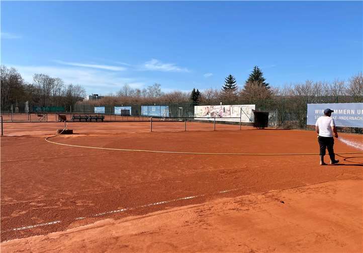 24 Tonnen Ziegelmehl mussten auf den ATC-Tennisplätzen ausgetauscht werden. Foto: privat