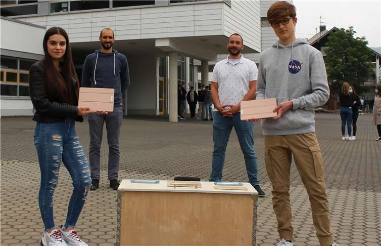24 neue iPads für den digitalen Lernprozess finden die Schüler in der „Schatztruhe“ der handwerklich geschickten Lehrer. Fotos: privat