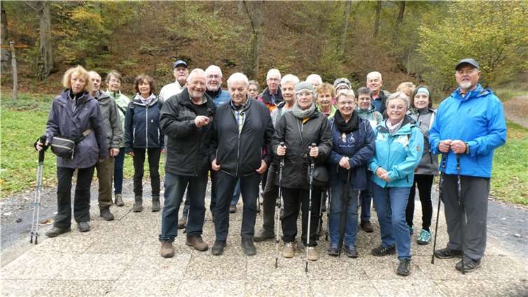 24 wanderfeudige Senioren:innen trafen sich, um gemeinsam einen seniorengerechten Marsch durch die Gemarkungen Hümmerich/Gierend zu machen. Foto: privat