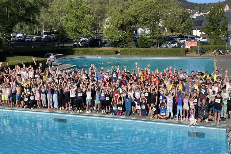 240 gut gelaunte Teilnehmer gingen in Hausen an den Start.