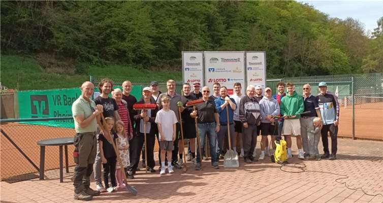 25 Helferinnen und Helfer trafen sich, um nach der langen Winterpause die Anlage wieder auf Vordermann zu bringen. Quelle: TC Blau-Weiß Bad Breisig e.V.