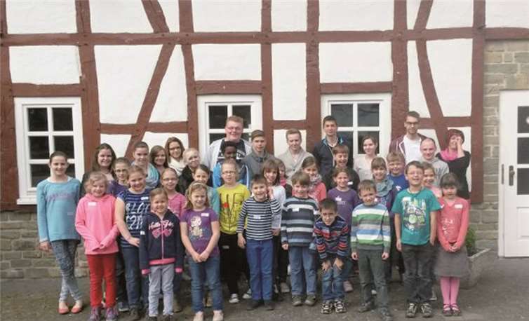 25 Kinder buken fleißig Osterlämmer und Osterplätzchen. privat