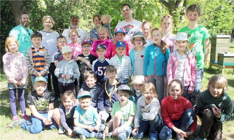 25 Kinder waren mit der Schützenjugend zu Besuch beim Imker. Christian Klein