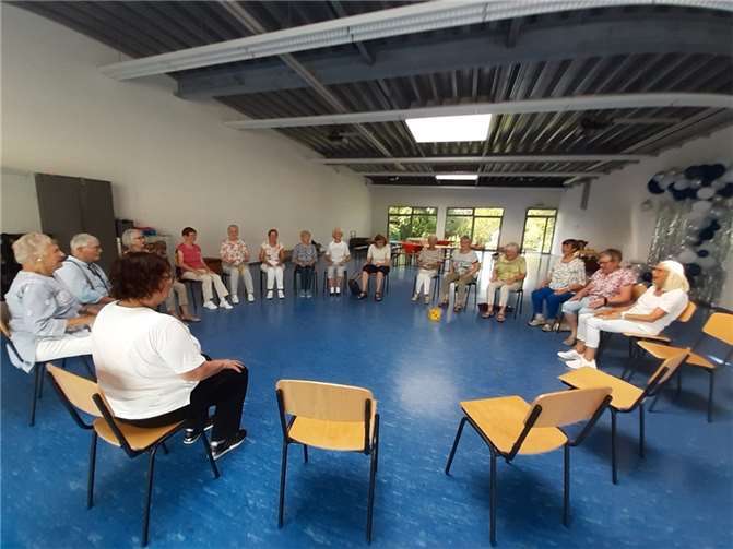 25 Senioren genossen einen abwechslungsreichen Nachmittag in der Sporthalle.  Foto: Monika Sauer