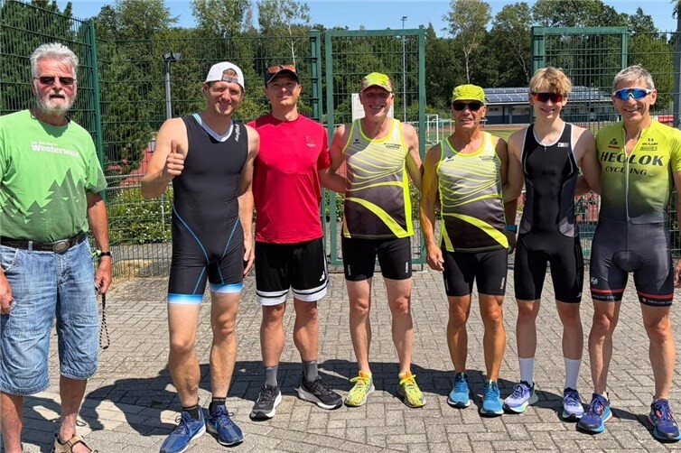25. Vereinsduathlon LT PuderbachGanz links LT-Chef Karl-Werner Kunz beim Start zum 25. Vereinsduathlon des LT Puderbach mit v.l.n.r. den Startern Matthias Klappert, Maik Kramer, Jörg Dittrich, Gerd Scholze, Gian-Luca Plate und Joachim Best.