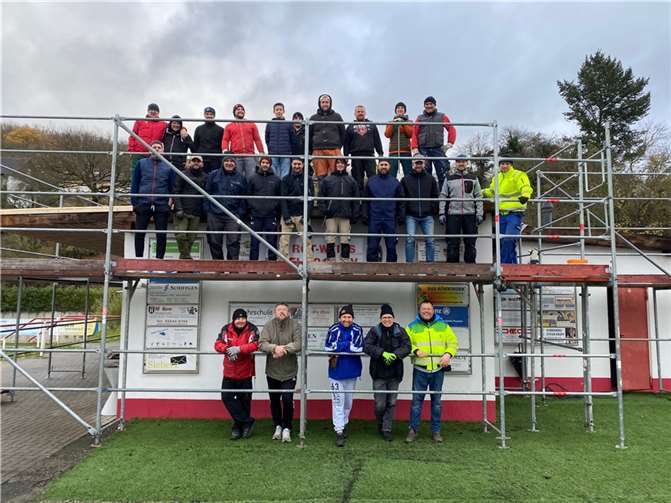 25 ehrenamtliche Helfer unterstützten beim Abriss des alten Daches.  Foto: FV Erpel