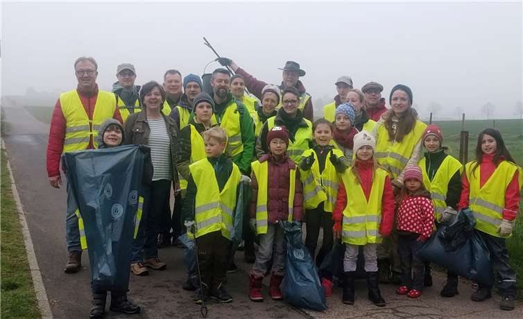 25 fleißige kleine und große Helfer/-innen räumten achtlos Weggeworfenes auf,Foto: privat