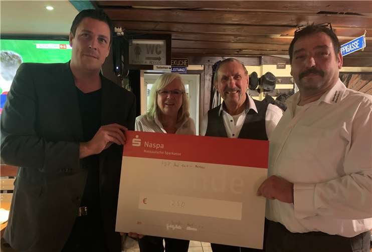 250 Euro gehen an den Spießer-Martini-Kirmes Verein.Foto: FDP BEN
