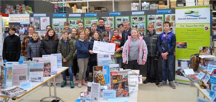 250 Euro sammelten die Schülerinnen und Schüler der Ruanda-AG, um 1000 Fußbälle für ihre Freunde in Ruanda mitzufinanzieren. Fotos: MT