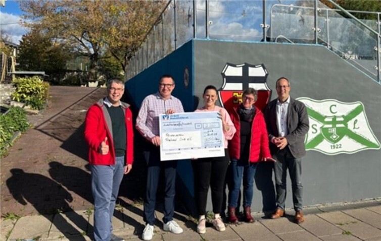 Turnverein hilft bei der Sanierung des Freibades Linz  2.500 Euro für das Kinderbecken im Linzer Freibad.  Foto: Turnverein Linz