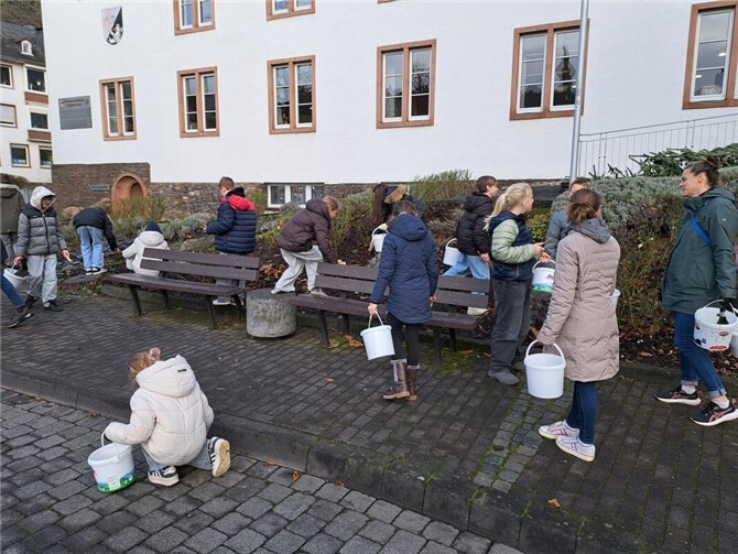 2500 Kippen in einer Stunde: Schüler setzen Zeichen für die Umwelt. Fotos: Sandra Höhn und Petra Walter