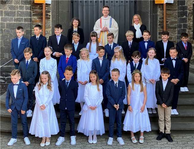 26 Kinder feierten mit ihren Familien, Freunden, Gästen sowie mit den Katechetinnen Nicki Meister und Sabine Lohner und ihrem Pastor Norbert Missong in der Sankt Arnulf Kirche in Nickenich Erstkommunion.  Foto: Christian Schmitz