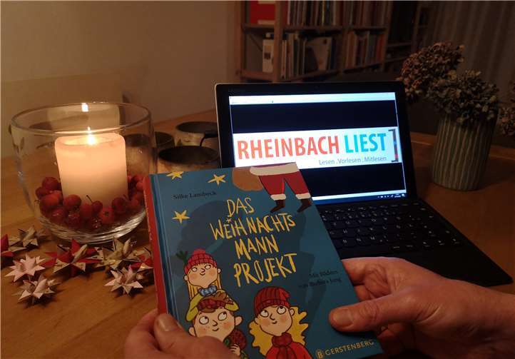 26 Menschen lesen aus dem Buch „Das Weihnachtsprojekt“. Foto: Rheinbach liest e.V.