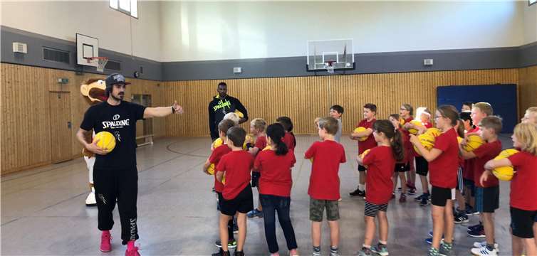 26 Schüler kamen in den Genuss einer Trainingseinheit mit den Profis von den Telekom Baskets Bonn. privat