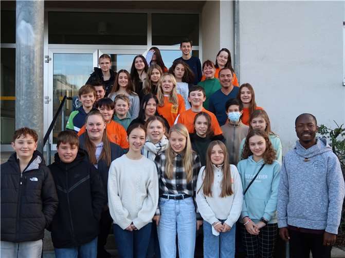 26 Schülerinnen und Schüler aus allen Jahrgangsstufen strömten gespannt zusammen, um den Generalbevollmächtigten Herrn Hyacinthe Kolou Adelou des Vereins Togo-Kinder-Zukunftschancen aus Kpalimé (Togo) persönlich kennezulernen. Foto: Städtisches Gymnasium Rheinbach