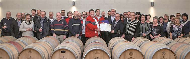 Nicht mehr weg zu denkender Bestandteil des sozialen Lebens  26 langjährige Blutspender wurden jetzt vom DRK-Ortsverein Grafschaft für ihre Treue ausgezeichnet. Der Vorsitzende Jürgen Peckart hob besonders Bernhard Dräther (Mitte) hervor, der bereits zum 100. Mal gespendet hat. JOST