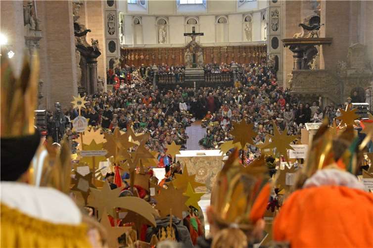 2.659 Sternsinger und 867 Begleitende waren zur Eröffnung gekommen. Der Großteil der Kinder und Jugendlichen war aus allen Teilen des gastgebenden Bistums angereist. Foto: © Ralf Adloff/Kindermissionswerk