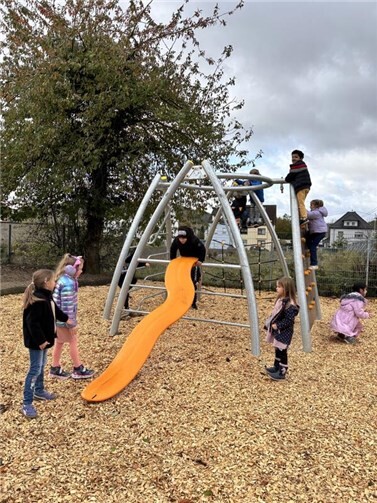 26.800 Euro kostete das neue Klettergerüst auf dem Schulhof. Dank der Stiftung „Ein Herz für Kinder“ können die Kinder wieder klettern und rutschen.  Foto: Nick Kleßen