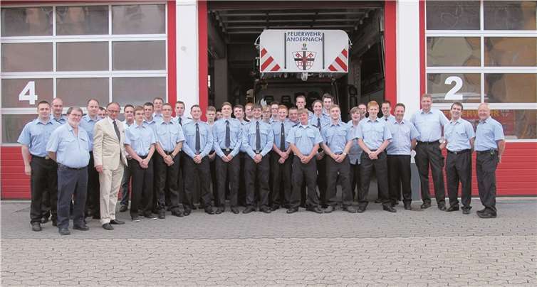 27 Auszubildende haben ihre Prüfung zum Sprechfunker erfolgreich bestanden. privat