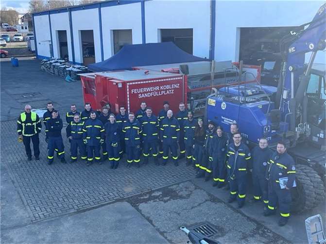 Fortbildung an der Sandsackfüllmaschine 27 Helferinnen und Helfer nahmen an der Unterweisung in der Liegenschaft des THW Koblenz im Koblenzer Stadtteil Lützel teil, um im Aufbau und Betrieb des Sandsackfüllplatzes sowie im Umgang mit Sandsackfüllmaschine und der neuen Sandsacknähmaschinen geschult zu werden. Quelle: THW Koblenz